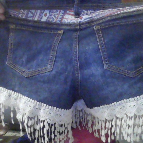 Shorts - Picture 9 of 10